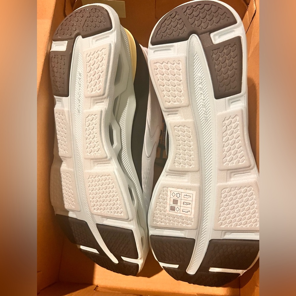 Skechers Glide Step Altus 8W NEW